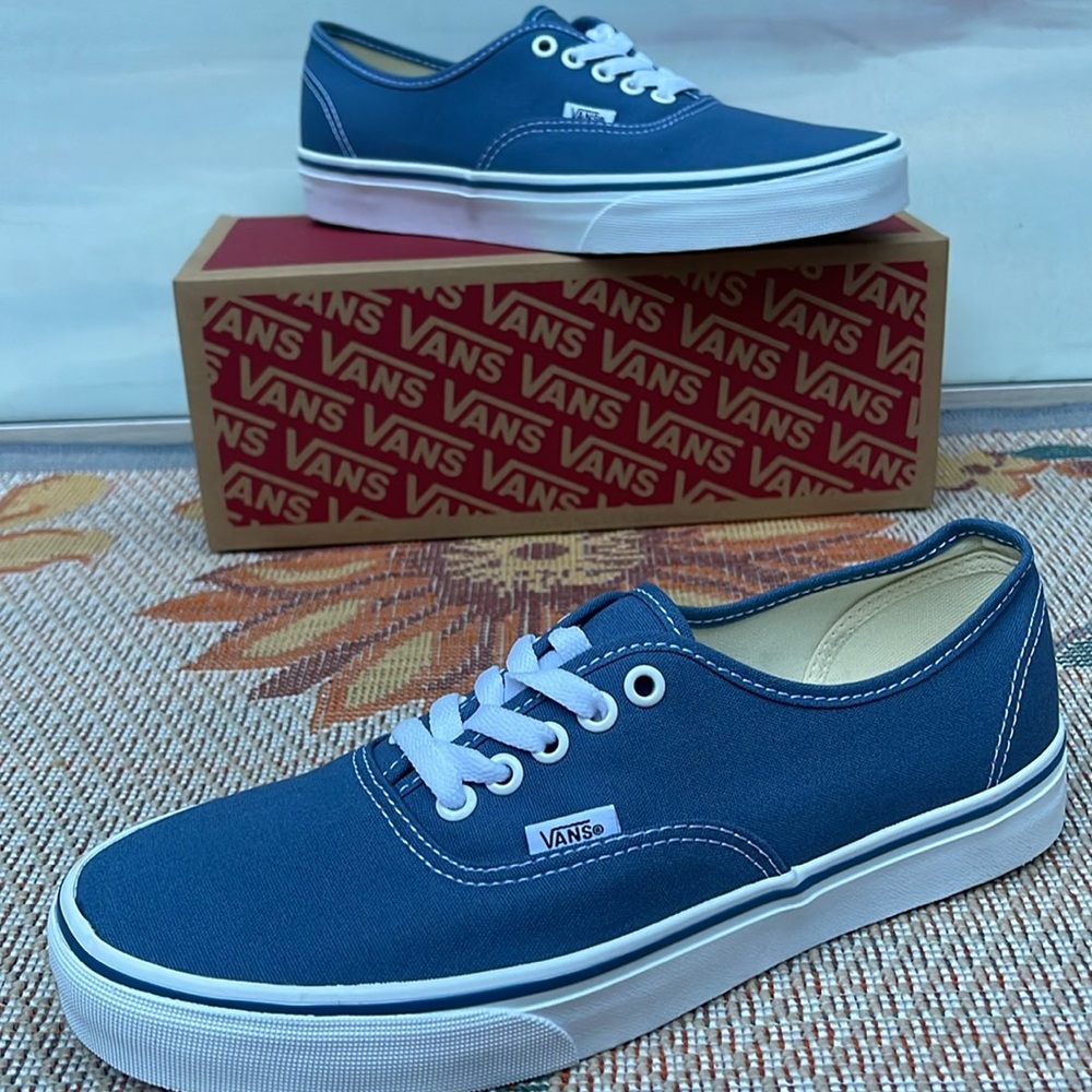 Vans WMNS Authentic Navy
VN000EE3NVY
Sneakers - Picture 2 of 16